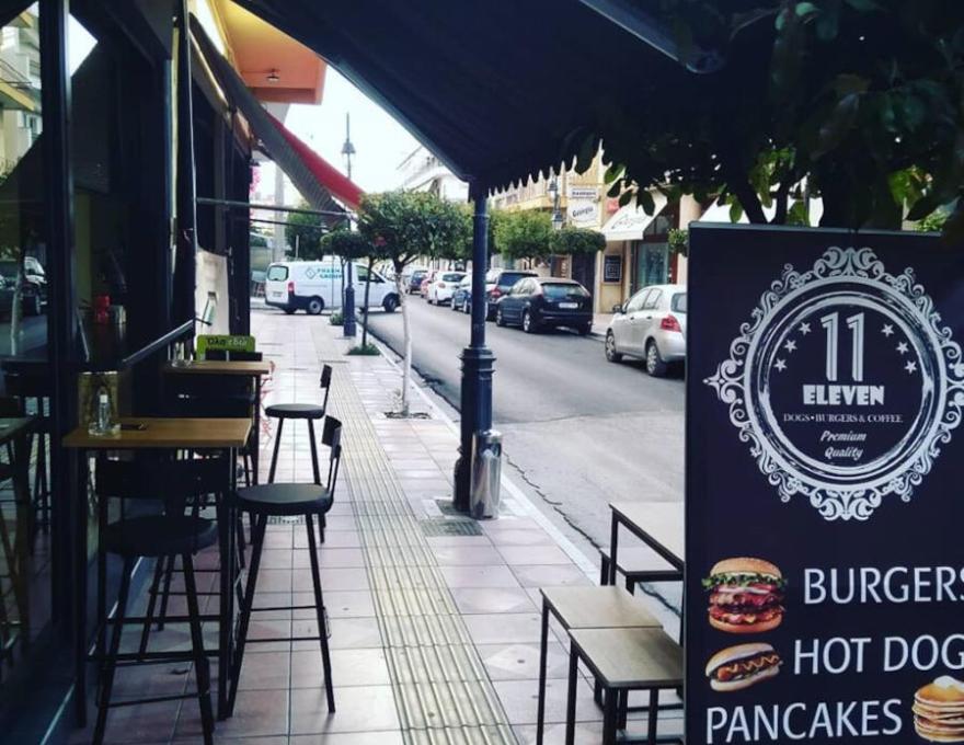 ELEVEN DOGS BURGER AND COFFEE0