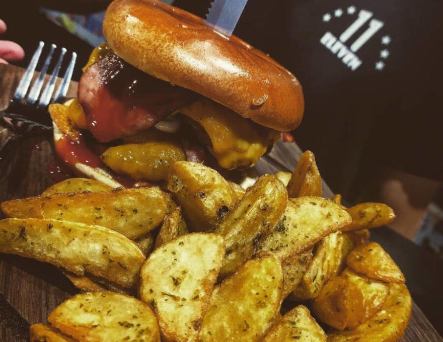 ELEVEN DOGS BURGER AND COFFEE3